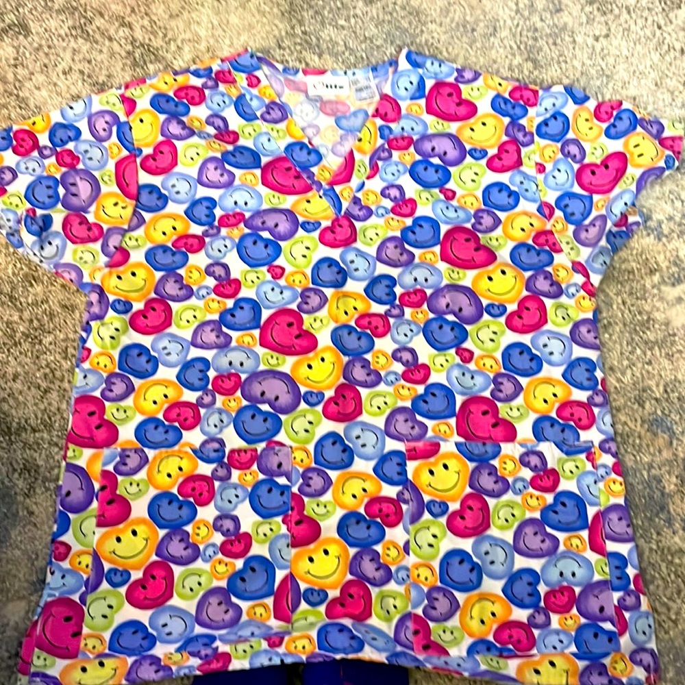 Women’s 2-pocket scrub shirt